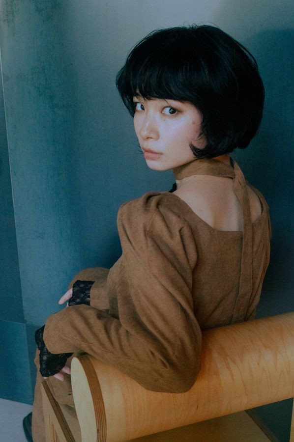 振り返る女性のボブスタイル