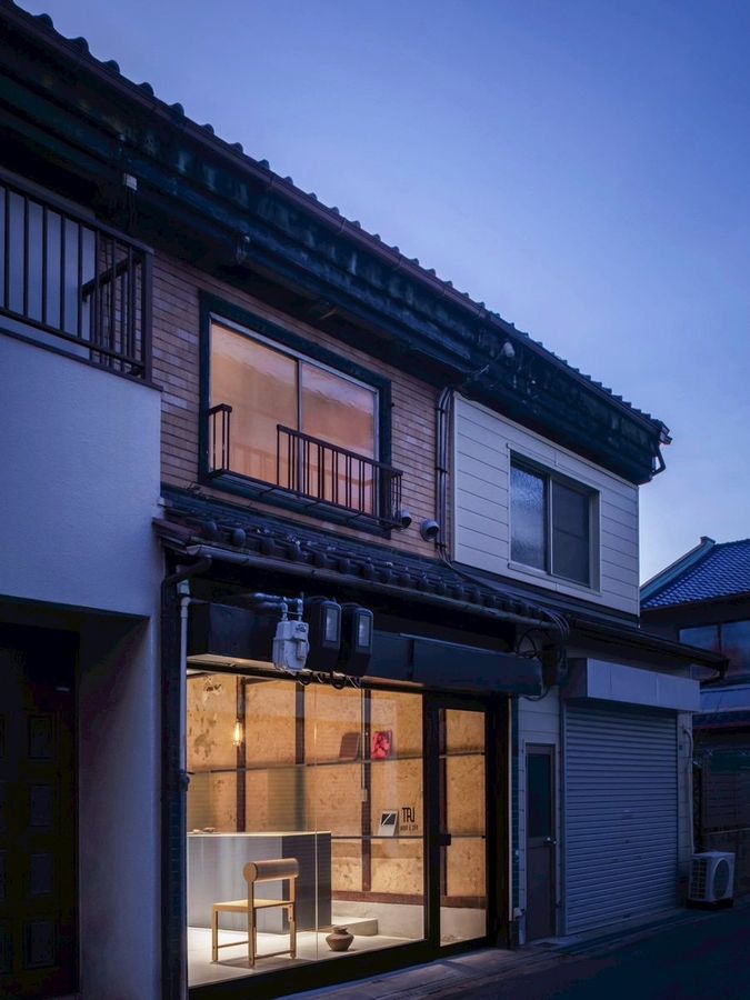 夕暮れの古民家の外観